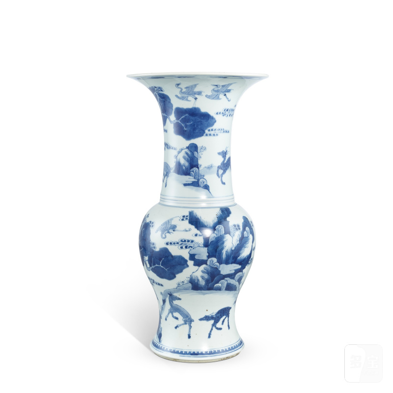 A blue and white 'pine and deer' vase, Qing dynasty, Kangxi period | 清康熙 青花松鶴鹿山水圖鳳尾尊 - 图2